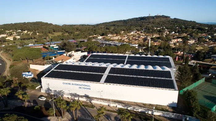 panneaux solaires sur le centre international de tennis au Cap d'Agde