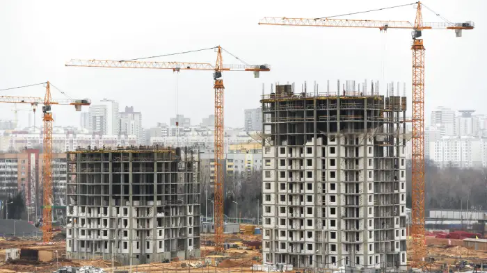 Occitanie : des besoins évalués à 29.000 logements nouveaux chaque année 1 - Les indiscretions chantier grue DR - Les indiscretions