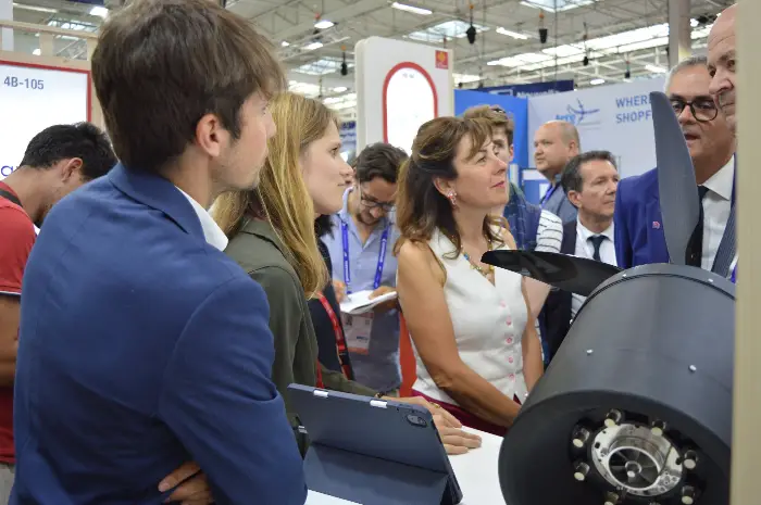 Les moteurs durables de Viraj-H2 veulent s’imposer dans le ciel aéronautique 7 - Les indiscretions Joseph Risson et Mathilde Bouilloux (à gauche) échangeant avec Carole Delga, Samuel Hervé et Jean-François Rézeau. ©Viraj-H2