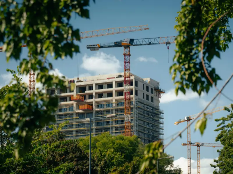 Sombres chiffres pour la promotion immobilière d’Occitanie 5 - Les indiscretions Grue - Les indiscretions
