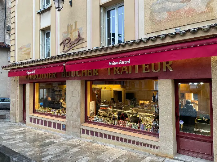 Sous l’impulsion d’une touche-à-tout, une nouvelle épicerie fine ouvre à Foix 1 - Les indiscretions Photo 1 Christelle Record Foix ©Jules Mestre