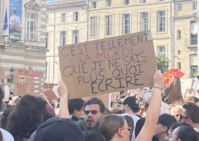Accueil 12 - Les indiscretions KO debout